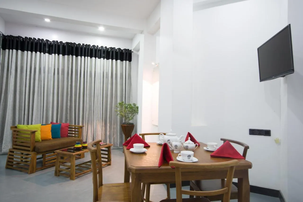 Avora Hotel Kandy 3*,